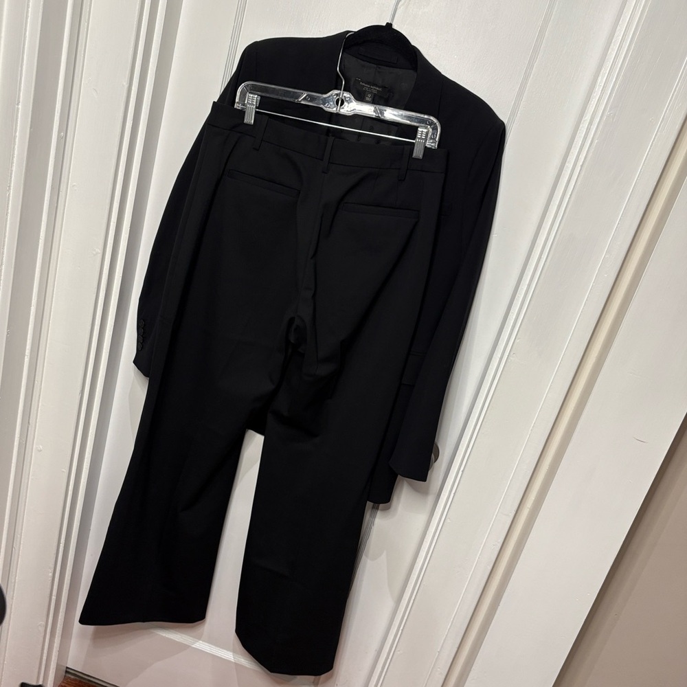 Banana Republic black wool-blend suit 2023-24 season - Picture 9 of 15